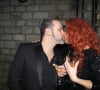 Cindy Sander embrasse son mari Sébastien Braun lors de la soirée d'ouverture du "Faust Club Restaurant Bar" sous le pont Alexandre III à Paris, France, le 19 février 2022. © Philippe Baldini/Bestimage 