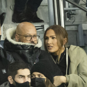 Vitaa (enceinte de son 3ème enfant) et son mari Hicham Bendaoud, Nikola Karabatic et sa compagne Geraldine Pillet - People lors de la huitième de finale aller de la Ligue des champions entre le PSG et le Real Madrid au Parc des Princes à Paris le 15 février 2022. © Cyril Moreau/Bestimage