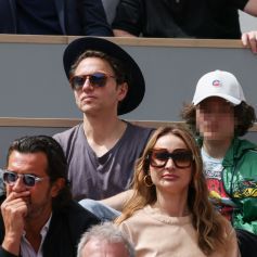 Mélanie Thierry et son compagnon le chanteur Raphael et leur fils Roman en tribunes lors des Internationaux de France de tennis de Roland Garros à Paris, France, le 26 mai 2022.