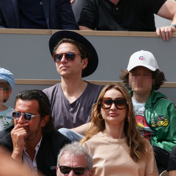 Mélanie Thierry et son compagnon le chanteur Raphael et leurs enfants Roman et Aliocha Haroche en tribunes lors des Internationaux de France de tennis de Roland Garros à Paris, France, le 26 mai 2022.