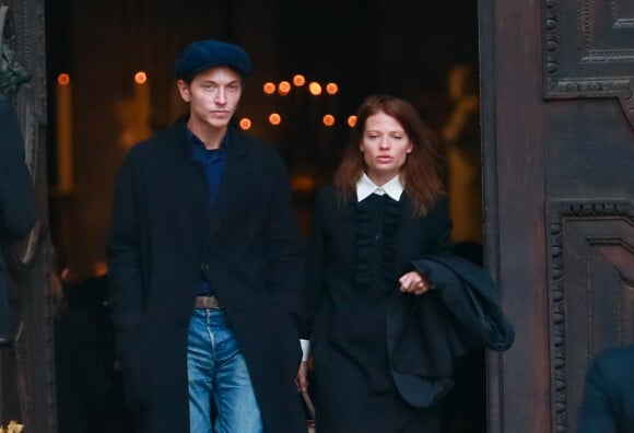 Le chanteur Raphaël (Raphaël Haroche) et sa compagne Mélanie Thierry - Obsèques du photographe allemand Peter Lindbergh en l'église Saint-Sulpice à Paris le 24 septembre 2019.