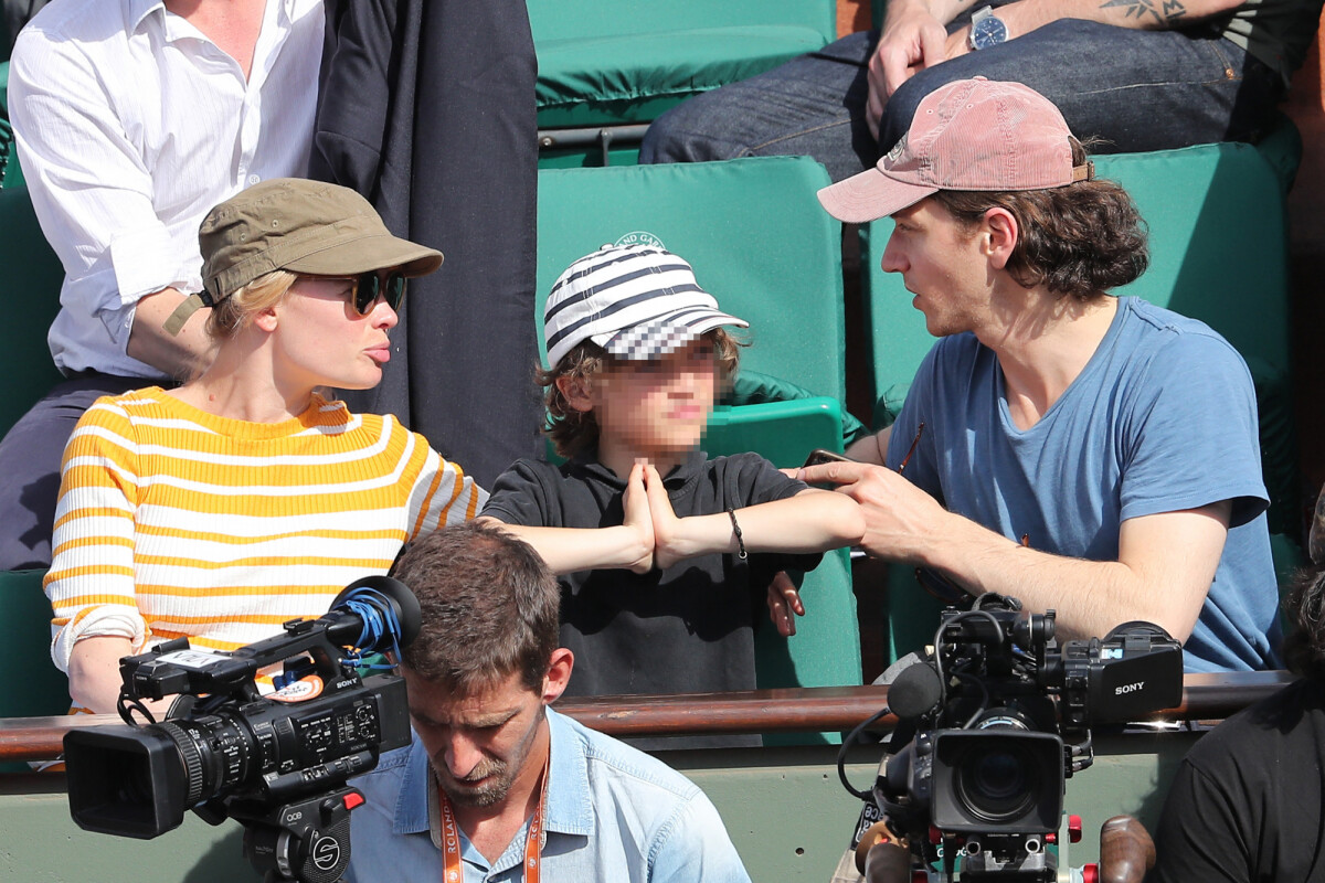 Photo Le Chanteur Rapha L Sa Compagne M Lanie Thierry Et Leur Fils Roman Dans Les Tribunes