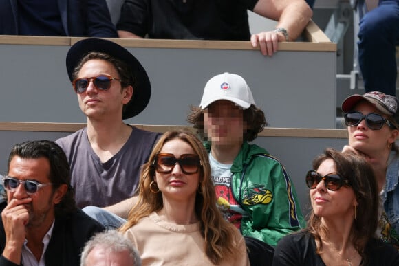 Mélanie Thierry et son compagnon le chanteur Raphael et leur fils Roman en tribunes lors des Internationaux de France de tennis de Roland Garros à Paris, France, le 26 mai 2022.