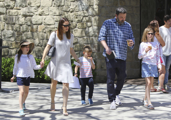 Jennifer Garner et Ben Affleck se rendent à l'église avec leurs enfants Violet, Seraphina et Samuel à Los Angeles. Jennifer laisse entrevoir sous sa robe courte un bleu à la cuisse gauche... Le 30 avril 2017