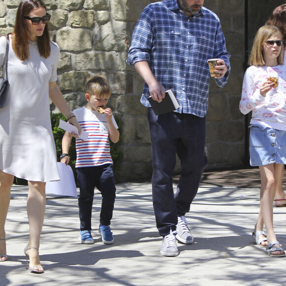 Jennifer Garner et Ben Affleck se rendent à l'église avec leurs enfants Violet, Seraphina et Samuel à Los Angeles. Jennifer laisse entrevoir sous sa robe courte un bleu à la cuisse gauche... Le 30 avril 2017
