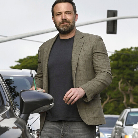 Ben Affleck et son fils Samuel sont allés prendre un café et une boisson à emporter au Starbucks à Brentwood, le 19 avril 2017. Ben Affleck et sa femme J Garner ont récemment annoncé leur divorce après avoir tenter de résoudre leurs problèmes de couple.