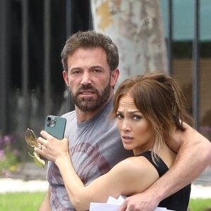 Exclusif - Jennifer Lopez rend visite à son fiancé Ben Affleck sur le tournage d'un nouveau projet à Santa Monica le 22 juin 2022. 