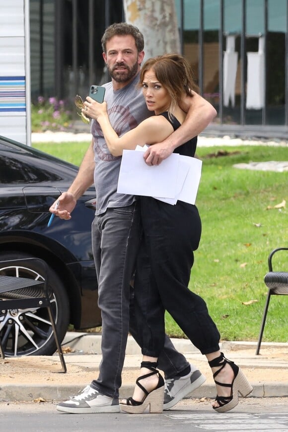 Exclusif - Jennifer Lopez rend visite à son fiancé Ben Affleck sur le tournage d'un nouveau projet à Santa Monica le 22 juin 2022. 