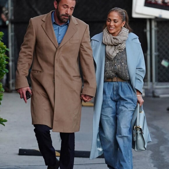 Ben Affleck et sa compagne Jennifer Lopez arrivent au Capitan Entertainment Center main dans la main à Hollywood le 15 décembre 2021. 