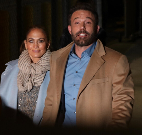 Ben Affleck et sa compagne Jennifer Lopez arrivent au Capitan Entertainment Center main dans la main à Hollywood le 15 décembre 2021. 