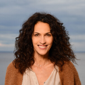 Exclusif - Linda Hardy durant le tournage du double épisode final de "Section de recherches" à Nice, diffusé le 21 avril sur TF1. Intitulé "Nouveau départ", cet ultime chapitre fera suite à la saison 14 de la série policière française, diffusée entre janvier et mars dernier. Dans le double épisode final de Section de recherches, Martin Bernier (X.Deluc, qui a rejoint Demain nous appartient) s'apprête à prendre sa retraite. Vicky (F.Chaton), pour qui le flic compte beaucoup, lui organise un week-end surprise avec les actuels membres de la Section de recherches, ainsi qu'avec une partie de ses anciens collaborateurs. Vicky choisit sa vieille maison de famille, située sur une île, pour accueillir les festivités. Les invités se retrouvent la veille pour préparer la surprise pour Bernier (X.Deluc), mais là, on découvre sur la plage le corps sans vie de l'un des leurs. Tous, hormis Bernier, deviennent alors suspects et un huis-clos policier démarre. © Bruno Bebert / Bestimage 