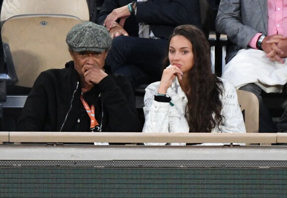 Yannick Noah et sa fille Jenaye Noah - Célébrités dans les tribunes des internationaux de France de Roland Garros à Paris le 30 mai 2022. 