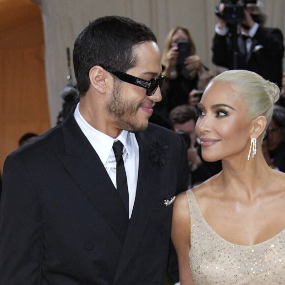 Pete Davidson et Kim Kardashian (qui porte la célèbre robe de Marilyn Monroe) - Les célébrités arrivent à la soirée du "MET Gala 2022" à New York, le 2 mai 2022. © Future-Image via Zuma Press/Bestimage 