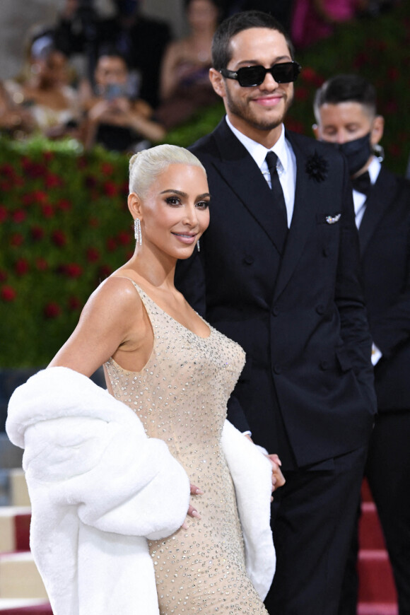 Kim Kardashian (qui porte la célèbre robe de Marilyn Monroe) et Pete Davidson - Les célébrités arrivent à la soirée du "MET Gala 2022 : In America: An Anthology of Fashion" à New York, le 2 mai 2022. 
