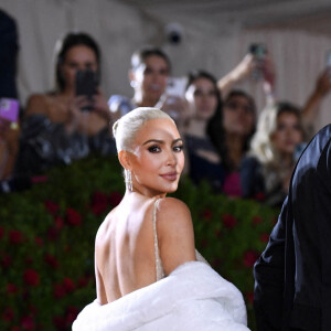 Kim Kardashian (qui porte la célèbre robe de Marilyn Monroe) et Pete Davidson - Les célébrités arrivent à la soirée du "MET Gala 2022 : In America: An Anthology of Fashion" à New York, le 2 mai 2022. 
