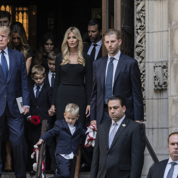 Donald Trump et sa femme Melania, Kimberly Guilfoyle, Donald Trump Jr, Ivanka Trump, Eric Trump, et leurs enfants - Obsèques de Ivana Trump en l'église St Vincent Ferrer à New York. Le 20 juillet 2022 © Sonia Moskowitz Gordon / Zuma Press / Bestimage