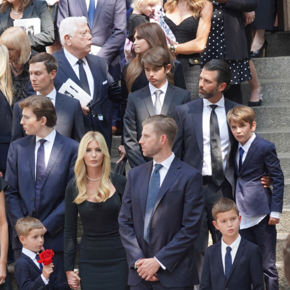 Donald Trump et sa femme Melania, Barron Trump, Jared Kushner, Kimberly Guilfoyle, Donald Trump Jr, Ivanka Trump, Eric Trump, et leurs enfants - Obsèques de Ivana Trump en l'église St Vincent Ferrer à New York. Le 20 juillet 2022 © Sonia Moskowitz Gordon / Zuma Press / Bestimage