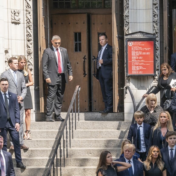 Donald Trump et sa femme Melania, Barron Trump, Vanessa Trump, Jared Kushner, Lara Trump, Kimberly Guilfoyle, Donald Trump Jr, Ivanka Trump, Eric Trump, et leurs enfants - Obsèques de Ivana Trump en l'église St Vincent Ferrer à New York. Le 20 juillet 2022 © Sonia Moskowitz Gordon / Zuma Press / Bestimage