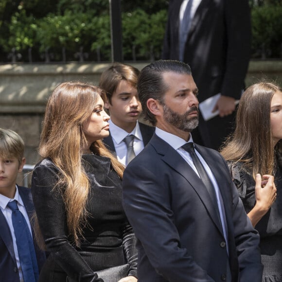 Kimberly Guilfoyle et son compagnon Donald Trump Jr, Eric Trump, et leurs enfants - Obsèques de Ivana Trump en l'église St Vincent Ferrer à New York. Le 20 juillet 2022 © Sonia Moskowitz Gordon / Zuma Press / Bestimage