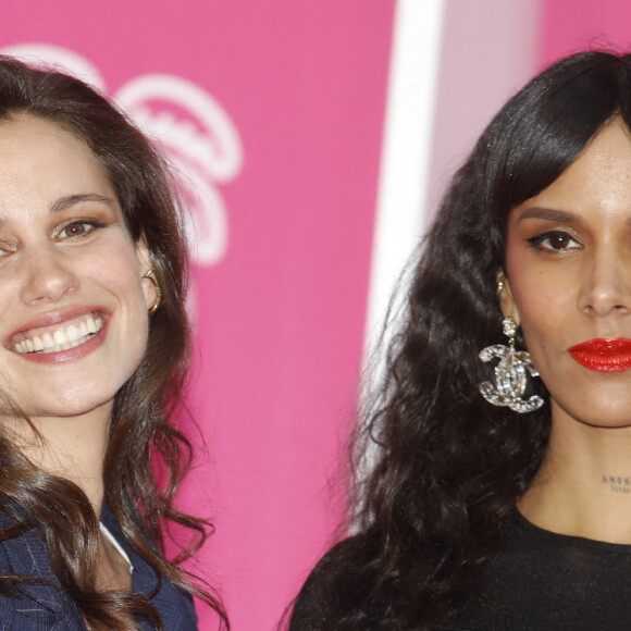 Lucie Lucas, Shy'm (Tamara Marthe) pour la série "Cannes Confidential" - Photocall lors de la 5ème saison du festival International des Séries "Canneseries" à Cannes le 4 avril 2022. © Denis Guignebourg / Bestimage 