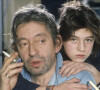 En France, à Paris, Serge Gainsbourg chez lui avec sa fille Charlotte dans son hotel particulier de la rue de Verneuil, posant au milieu de son bric-à-brac où il entasse des objets hétéroclites. © Michel Marizy via Bestimage