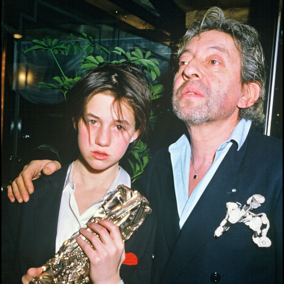 Charlotte Gainsbourg reçoit le César du meilleur espoir féminin pour l'Effrontée et pose avec son père, en 1986