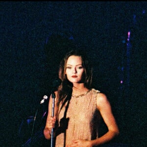 Vanessa Paradis sur la scène de l'Olympia en 1993.