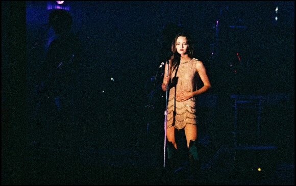 Vanessa Paradis sur la scène de l'Olympia en 1993.