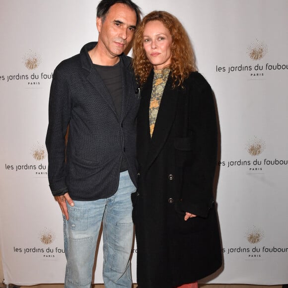 Vanessa Paradis et son mari Samuel Benchetrit lors de l'anniversaire (trois ans) de l'hôtel Les Jardins du Faubourg à Paris le 9 juin 2022.  © Veeren / Bestimage 