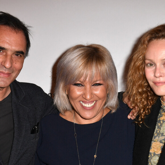 Vanessa Paradis, son mari Samuel Benchetrit et Jennifer Boccara (directrice générale de l'hôtel ) lors de l'anniversaire (trois ans) de l'hôtel Les Jardins du Faubourg à Paris le 9 juin 2022. © Veeren / Bestimage 