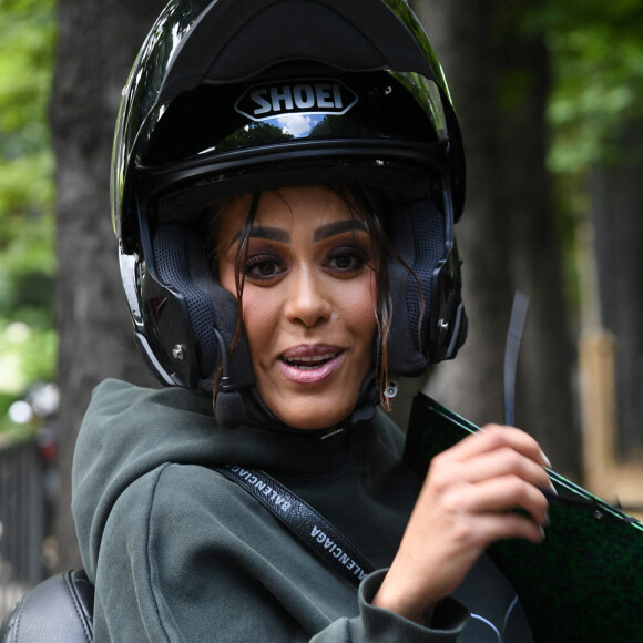 Amel Bent à la sortie de l'enregistrement de l'émission "Vivement Dimanche" au studio Gabriel à Paris, le 7 juin 2022. © Giancarlo Garassini/Bestimage
