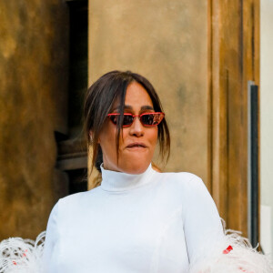 Amel Bent, enceinte, à la sortie du défilé femme Giambattista Valli Automne/Hiver 2022/2023 lors de la Fashion Week de Paris, le 7 mars 2022. © Veeren-Clovis/Bestimage 