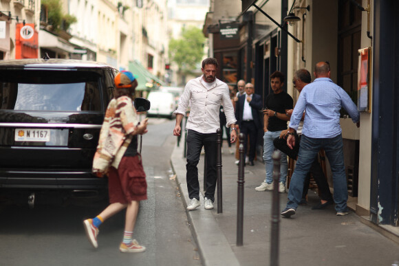 Ben Affleck et sa fille Seraphina, 13 ans, quittent l'hôtel de Crillon pour aller déjeuner au restaurant de C.Lignac, "Aux Prés" à Paris, le 25 juillet 2022. Ben Affleck et sa femme J.Lopez sont actuellement en lune de miel à Paris, avec leurs enfants respectifs Seraphina, Violet, Maximilian et Emme.