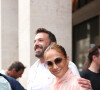 Ben Affleck et sa femme Jennifer Lopez quittent l'hôtel Costes par une porte dérobée à Paris, pendant leur lune de miel, le 25 juillet 2022.