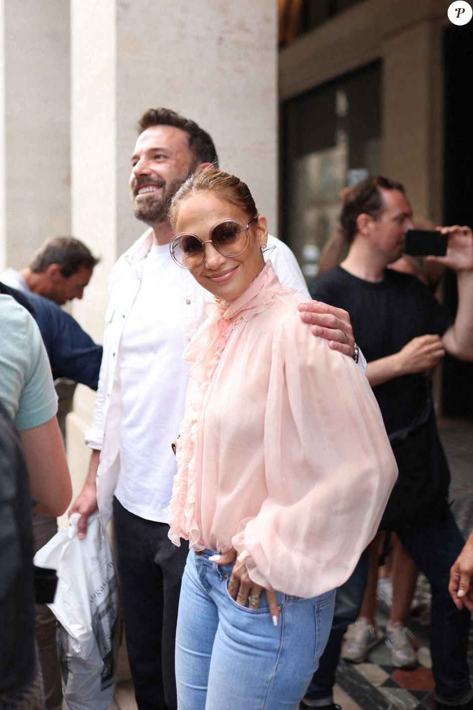 Ben Affleck et sa femme Jennifer Lopez quittent l'hôtel Costes par une
