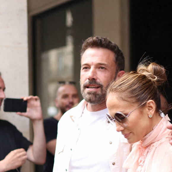 Ben Affleck et sa femme Jennifer Lopez quittent l'hôtel Costes par une porte dérobée à Paris, pendant leur lune de miel, le 25 juillet 2022.