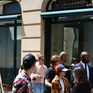 Exclusif - Jennifer Lopez, avec ses enfants Maximilian et Emme, vont chez "Hermès" avant de rejoindre l'hôtel Costes à Paris, pendant sa lune de miel, le 25 juillet 2022.