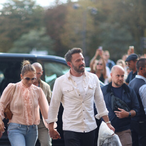 Ben Affleck et sa femme Jennifer Lopez, accompagnés de leurs enfants respectifs Seraphina et Emme, rentrent à l'hôtel de Crillon après un passage à la parfumerie "Sephora" sur les Champs-Elysées à Paris, le 25 juillet 2022. En quittant le van, les demi-soeurs très complices, Seraphina et Emme ont semblé faire la course jusqu'à l'entrée du palace