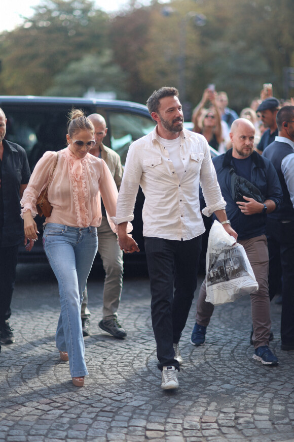 Ben Affleck et sa femme Jennifer Lopez, accompagnés de leurs enfants respectifs Seraphina et Emme, rentrent à l'hôtel de Crillon après un passage à la parfumerie "Sephora" sur les Champs-Elysées à Paris, le 25 juillet 2022. En quittant le van, les demi-soeurs très complices, Seraphina et Emme ont semblé faire la course jusqu'à l'entrée du palace