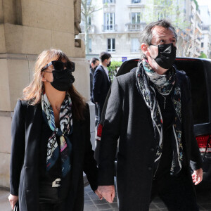 Jean-Luc Reichmann et sa femme Nathalie - Arrivées aux obsèques de Yves Rénier en l'église Saint-Pierre de Neuilly-sur-Seine. Le 30 avril 2021