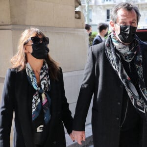 Jean-Luc Reichmann et sa femme Nathalie - Arrivées aux obsèques de Yves Rénier en l'église Saint-Pierre de Neuilly-sur-Seine. Le 30 avril 2021