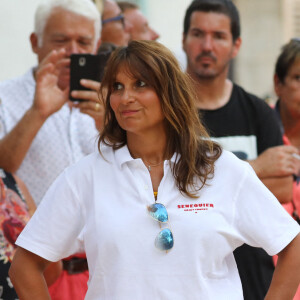 Jean-Luc Reichmann et sa femme Nathalie lors du trophée de pétanque "Sénéquier 209" sur la place des Lices à Saint-Tropez, Côte d'Azur, France, le 22 août 2019.