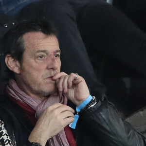 Jean-Luc Reichmann et sa femme Nathalie dans les tribunes du match de football de Ligue 1 PSG - Monaco au Parc des Princes à Paris, le 15 avril 2018.