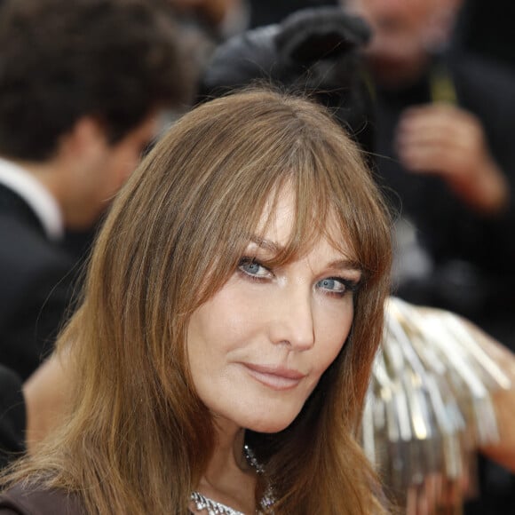 Carla Bruni à la montée des marches du film "Les Amandiers (Forever Young)" lors du 75ème Festival International du Film de Cannes, le 22 mai 2022. © imageSPACE via Zuma Press/Bestimage