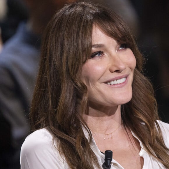 Exclusif - Carla Bruni Sarkozy - Enregistrement de l'émission "Le Grand Echiquier", diffusée le 1er juillet sur France 2. Le 21 mars 2022 © Cyril Moreau / Bestimage Nous retrouvons C.Chazal pour ce grand Échiquier consacré à l'excellence culturelle française, à cette fameuse exception qui confère à notre pays une place particulière dans le monde, grâce à sa tradition culturelle forte, son histoire, son patrimoine et cette richesse artistique qui s'exporte depuis toujours dans le monde entier. Pour décliner le beau thème de la culture, nous débuterons la soirée avec la bande originale du film "Le grand blond avec une chaussure noire" d'Y.Robert, que l'on doit à l'immense compositeur, V.Cosma et que R.Capuçon interprétera avec l'orchestre du grand Échiquier dirigé par N.Giraud et la violoniste, A.Gravoin. Ils nous accompagneront tout au long de l'émission. Nous évoquerons la culture, cette richesse qui est la nôtre avec les plus grands artistes, les représentants des grandes institutions culturelles et l'ancien Président de la République, N.Sarkozy qui nous partagera ses coups de coeur, ses découvertes, ses admirations, notamment en matière d'arts plastiques, de peinture et de littérature. Il les a rassemblé dans un ouvrage intitulé "Promenades". Toute la soirée, il sera accompagné d'artistes qui sont le meilleur reflet de notre grande diversité culturelle. Invitée exceptionnelle, C.Bruni sera aussi présente pour partager cette soirée de musique et de chansons. Carla, qui vient de fêter les 20 ans de son premier album, incarnation de l'élégance française, interprètera "Dolce Francia" en italien, preuve qu'elle est pétrie de deux cultures, une chanson tirée bien sûr du célèbre titre de C.Trenet. Le temps d'une soirée, Le grand échiquier devient la plus grande salle de spectacles de France. 