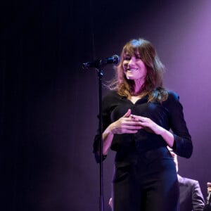 Exclusif - Carla Bruni-Sarkozy - XVème gala pour la Fondation Recherche Alzheimer à l'Olympia à Paris le 14 mars 2022. Sous la direction artistique de P. Souchon, des grands noms de la chanson française se mobilisent autour d'un concert sur le thème "2 générations chantent pour la 3ème". L'intégralité des bénéfices de cette soirée servira à financer la recherche sur la maladie d'Alzheimer. © Jack Tribeca/Bestimage 