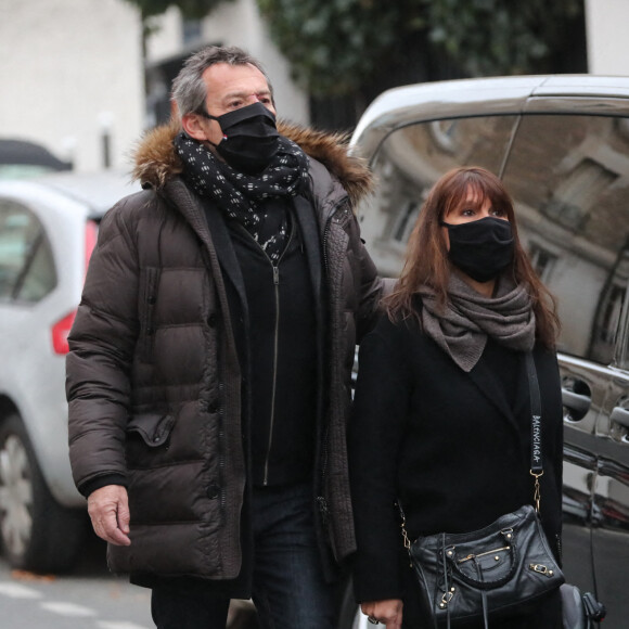 Jean-Luc Reichmann et sa femme Nathalie - Arrivées - Cérémonie religieuse en hommage au joueur Christophe Dominici en l'église Saint-Cécile à Boulogne-Billancourt le 2 décembre 2020