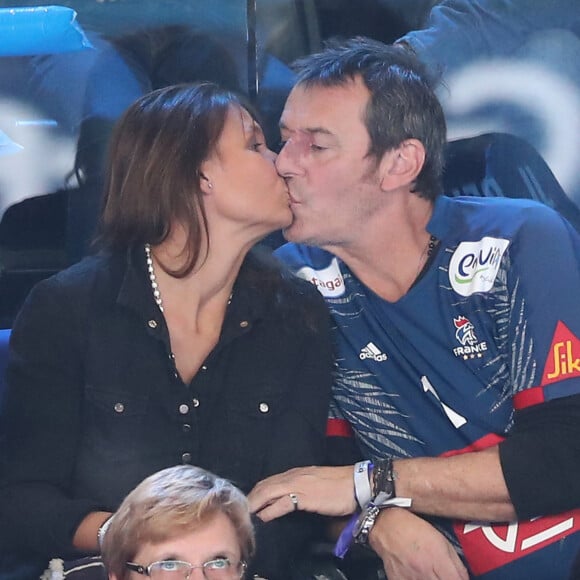 Jean-Luc Reichmann embrasse sa compagne Nathalie lors du match de finale du mondial de handball, France - Norvège à l'AccorHotels Arena à Paris, France. © Cyril Moreau/Bestimage