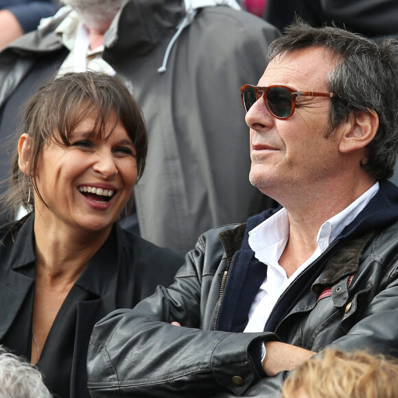 Jean-Luc Reichmann et sa compagne Nathalie dans les tribunes des Internationaux de France de tennis de Roland Garros à Paris. 