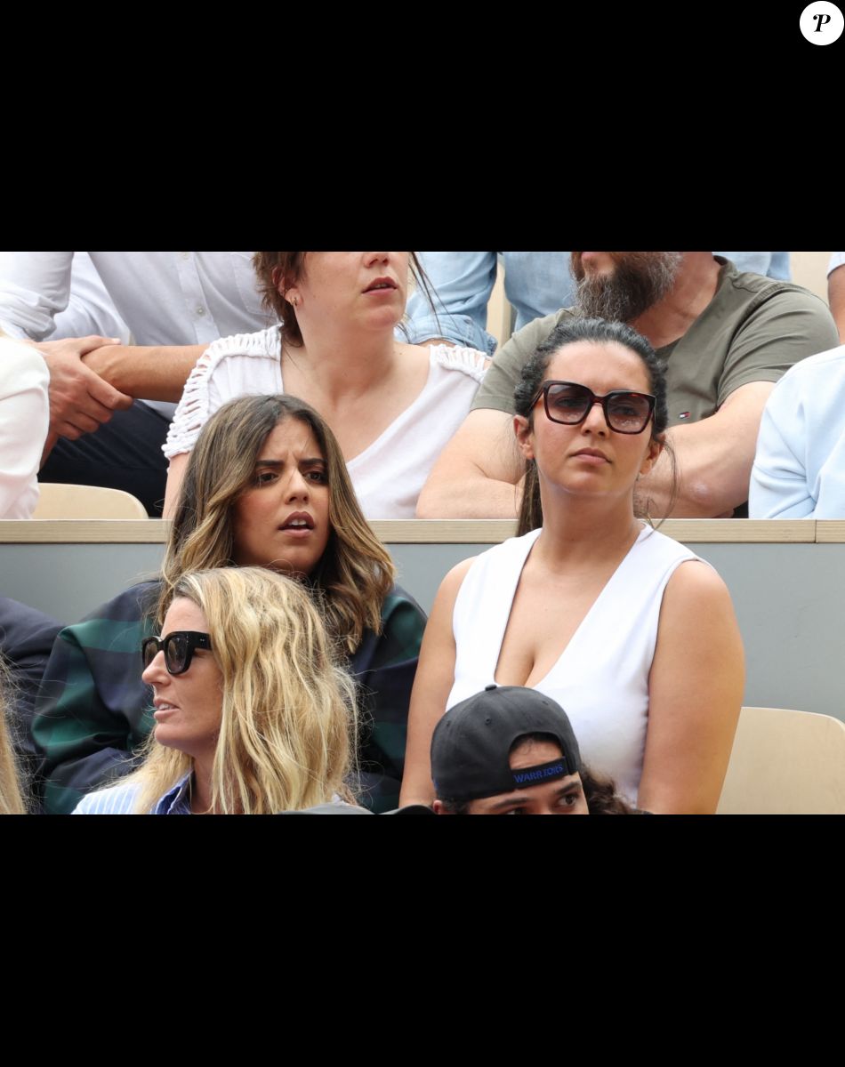Inès Reg et sa soeur Anaïs dans les tribunes lors des Internationaux de France de Tennis de Roland Garros 2022. Paris, le 5 juin 2022.